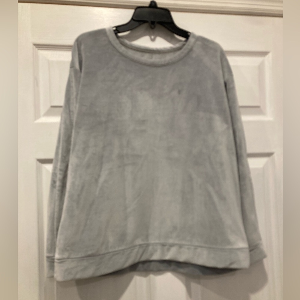 Koolaburra Soft Gray Crew Neck Sweater👙